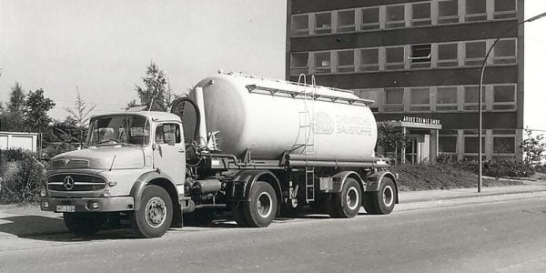 Yetmişli yıllarda ARDEX binası önünde dolum yapan silobas kamyon