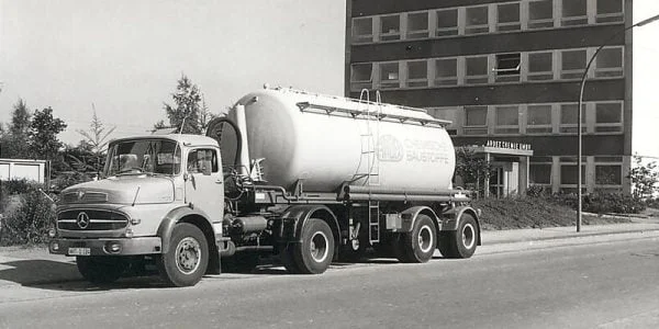 Yetmişli yıllarda ARDEX binası önünde dolum yapan silobas kamyon
