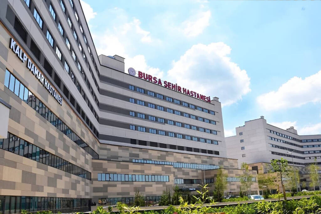 Bursa Şehir Hastanesi'nin dış cephesi ve ana girişi.