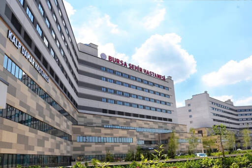Bursa Şehir Hastanesi'nin dış cephesi ve ana girişi.