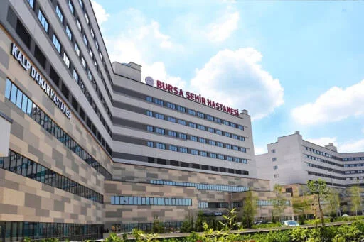 Bursa Şehir Hastanesi'nin dış cephesi ve ana girişi.