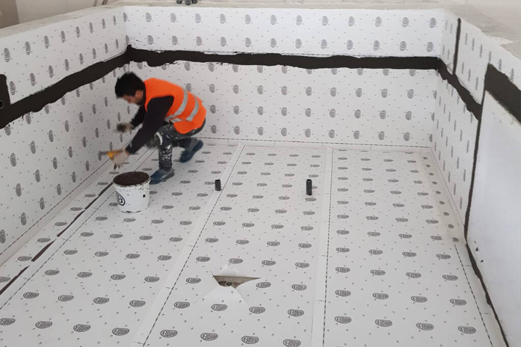 Havuzun duvar ve zeminlerinde ARDEX su yalıtım ürünlerinin uygulandığı bir alan, işçi çalışırken.