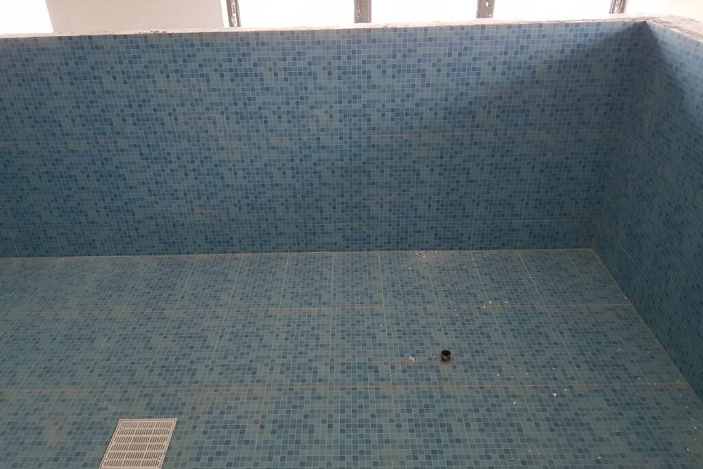 Mavi seramiklerle döşenmiş, ARDEX ürünleri ile su yalıtımı yapılmış havuzun köşe detayı.