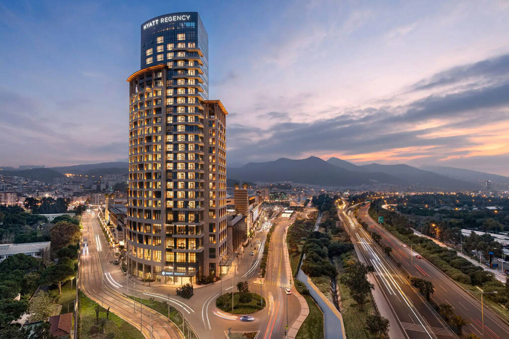 Hyatt Regency Izmir İstinyePark otelinin dış cephesi ve İzmir manzarası.