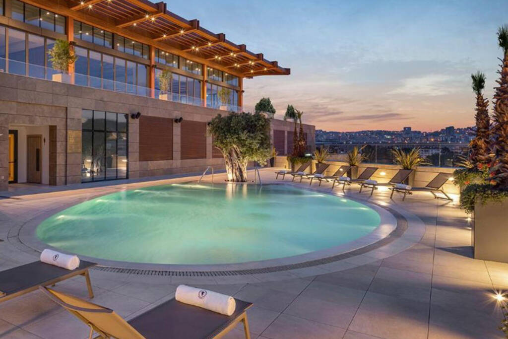 Hyatt Regency Izmir İstinyePark otelinin terasındaki yüzme havuzu ve İzmir Körfezi manzarası.