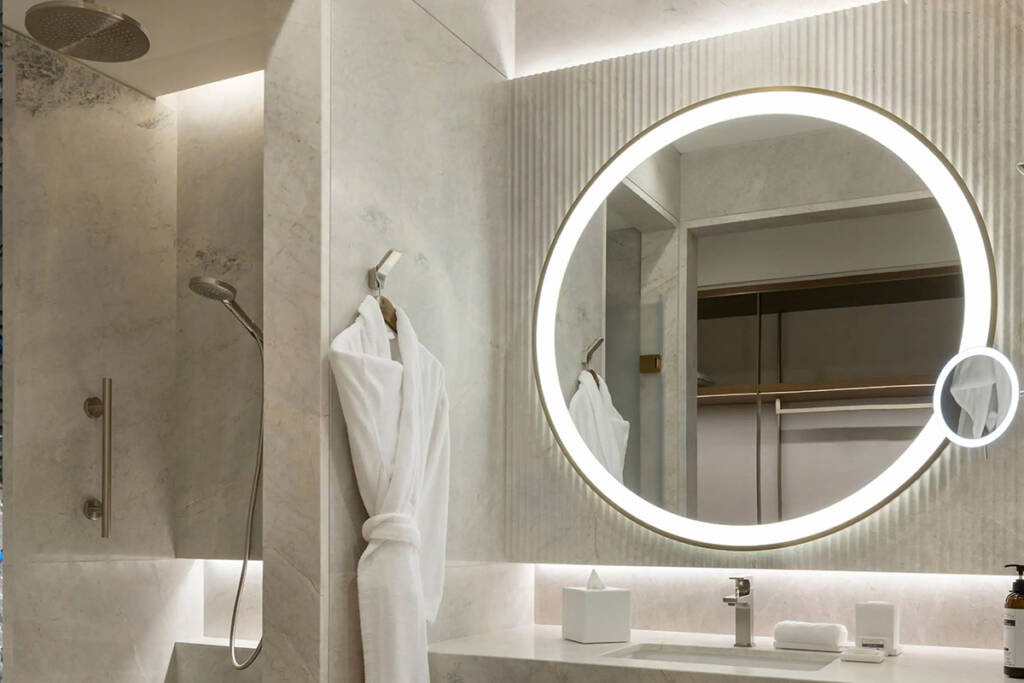 Hyatt Regency Izmir İstinyePark otelinin bir odasının modern ve şık banyosu.