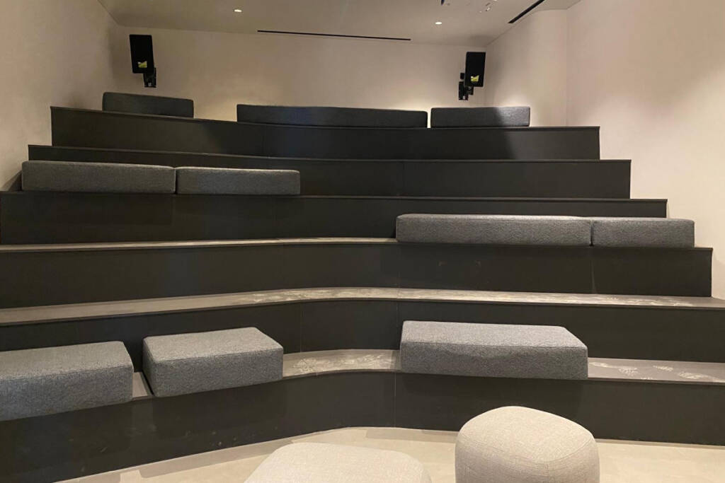 İklim Müzesi'ndeki konferans ve etkinlik alanı, modern oturma düzeni ile.