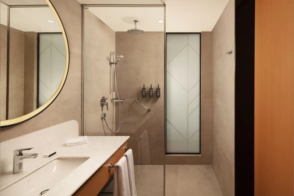 Sheraton İstanbul Esenyurt'ta yer alan modern ve şık tasarımlı bir banyo.