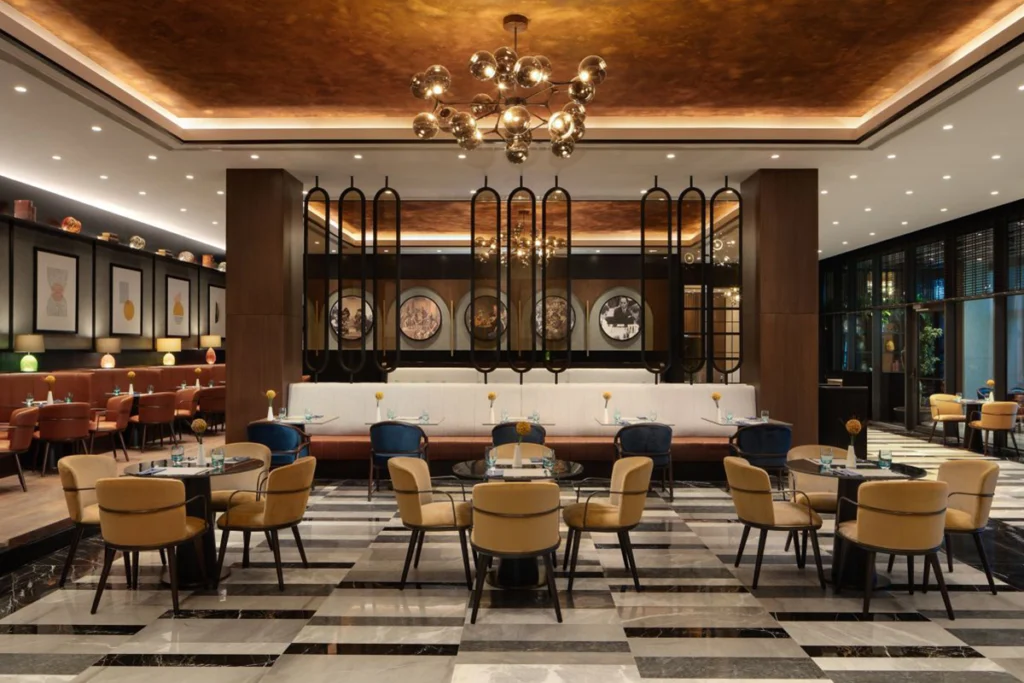 Sheraton İstanbul Esenyurt'taki lüks restoran alanı, geniş oturma düzeni ve zarif dekorasyonuyla.