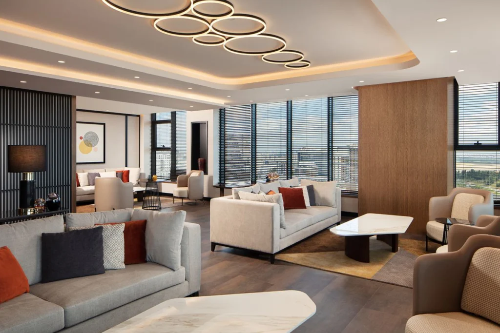 Sheraton İstanbul Esenyurt'taki zarif ve geniş Sheraton Club Lounge, modern oturma düzeni ve şık dekorasyonuyla.