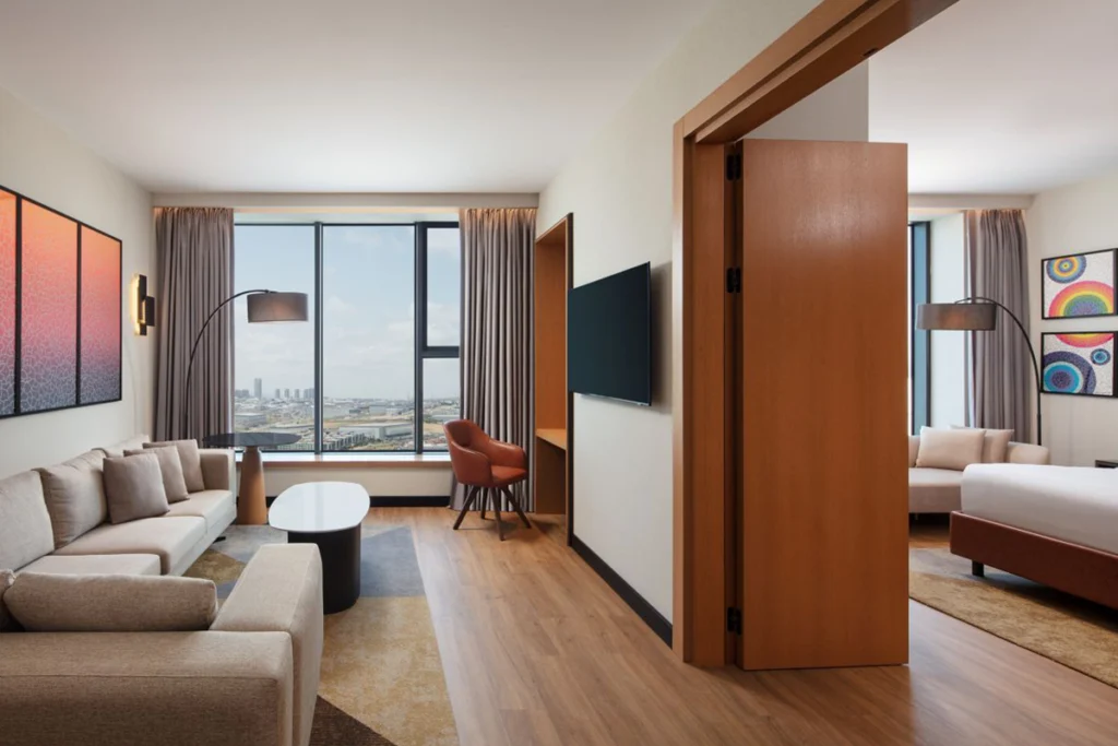 Sheraton İstanbul Esenyurt'taki modern ve konforlu otel süiti, geniş oturma alanı ve şehir manzarasıyla.