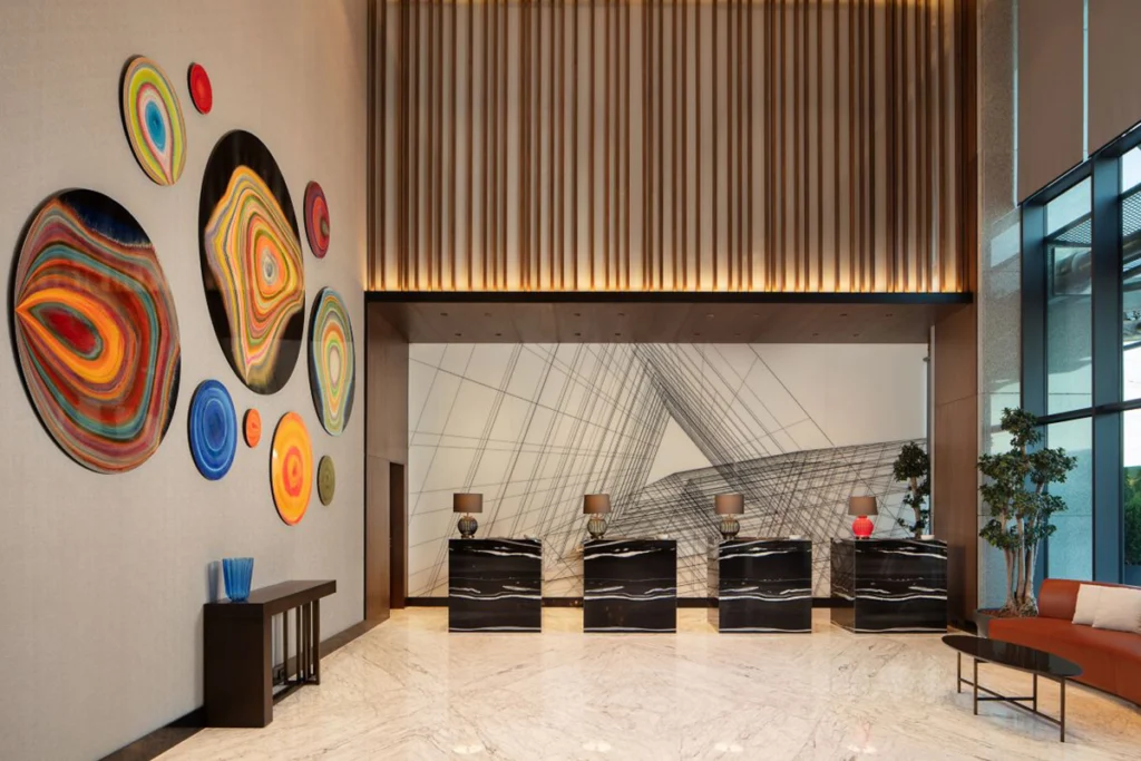 Sheraton İstanbul Esenyurt'un otel resepsiyonu, modern sanat eserleri ve şık dekorasyonuyla.