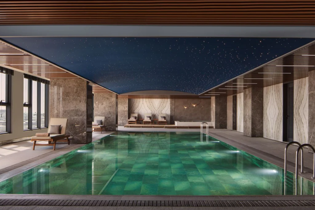 Sheraton İstanbul Esenyurt'taki kapalı yüzme havuzu, modern dekorasyonu ve yıldızlarla kaplı tavanıyla.
