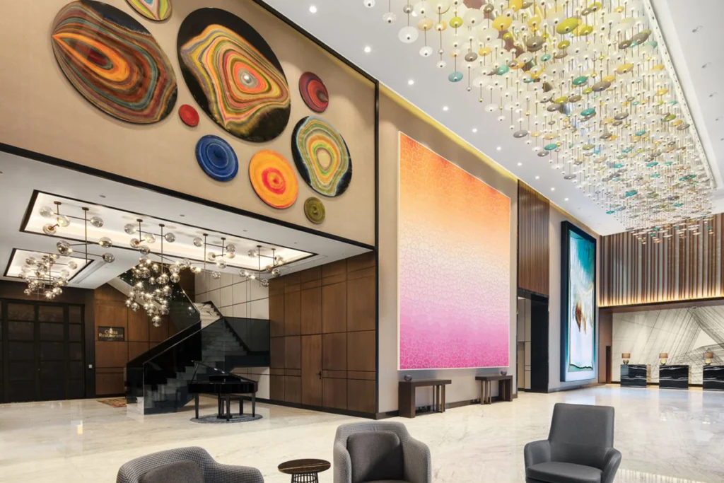 Sheraton İstanbul Esenyurt'un lobisi, büyük sanat eserleri ve zarif dekorasyonuyla.