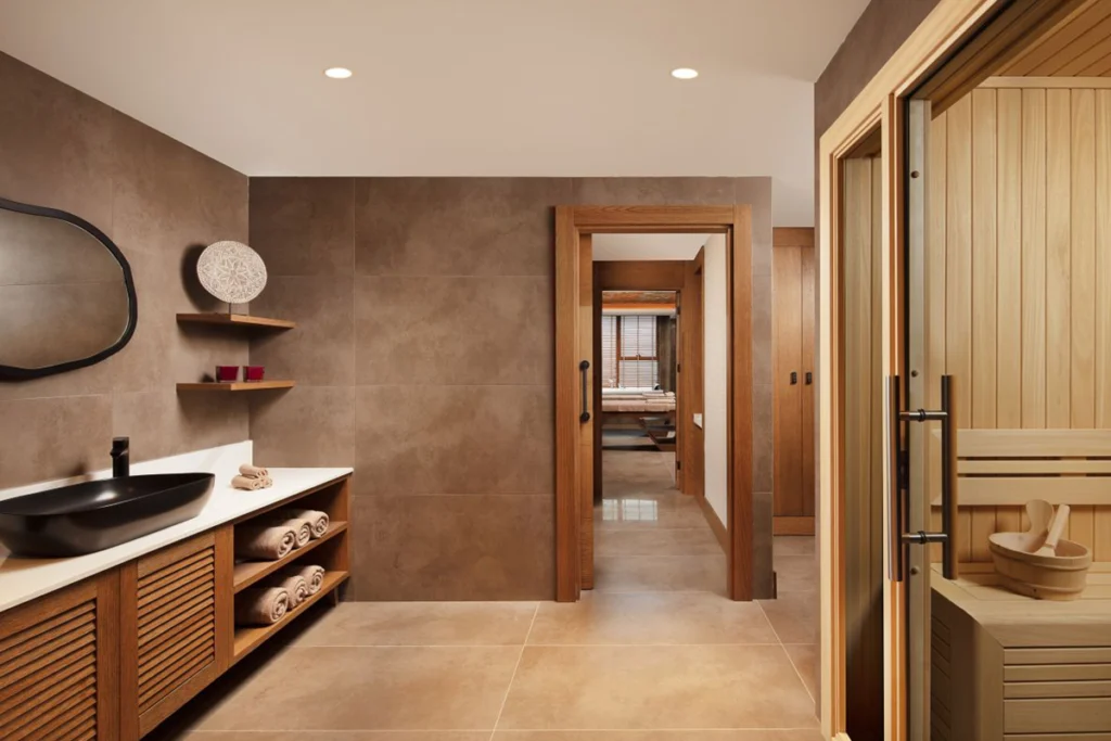 Sheraton İstanbul Esenyurt'taki modern spa ve sauna alanı, ahşap detayları ve rahatlatıcı atmosferiyle.