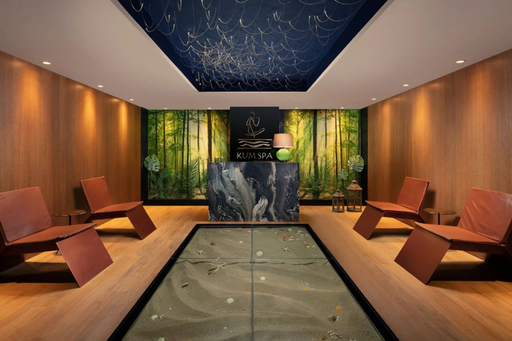 Sheraton İstanbul Esenyurt'taki Kum Spa resepsiyonu, doğa temalı dekorasyon ve rahatlatıcı atmosferiyle.