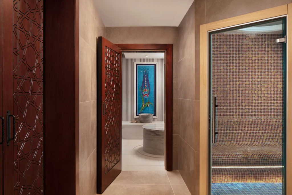 Sheraton İstanbul Esenyurt'taki hamam ve buhar odası, geleneksel ve modern tasarım unsurlarıyla.