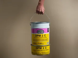 ARDEX DPM 1 C Ambalajını tutan bir el.