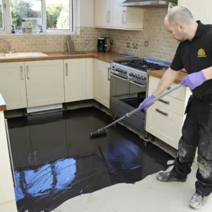 ARDEX DPM 1 C usta tarafından rulo ile zemine uygulanırken