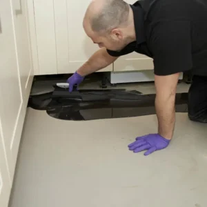 ARDEX DPM 1 C usta tarafından mala ile zemine uygulanırken