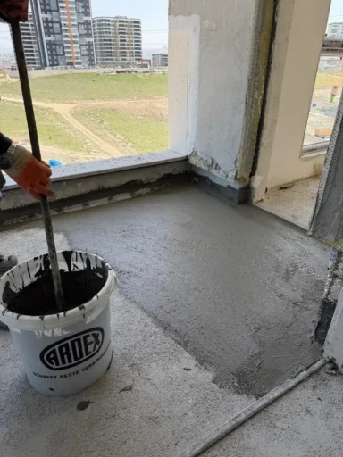 Sürme esaslı yalıtım uygulaması sırasında zeminden çıkan kum tanelerinin yüzeyde belirmesi ve hava kabarcıklarının meydana gelmesi, seramik imalatı sırasında bu çıkıntıların raspalanarak yalıtımın zedelenmesi ait örnekler